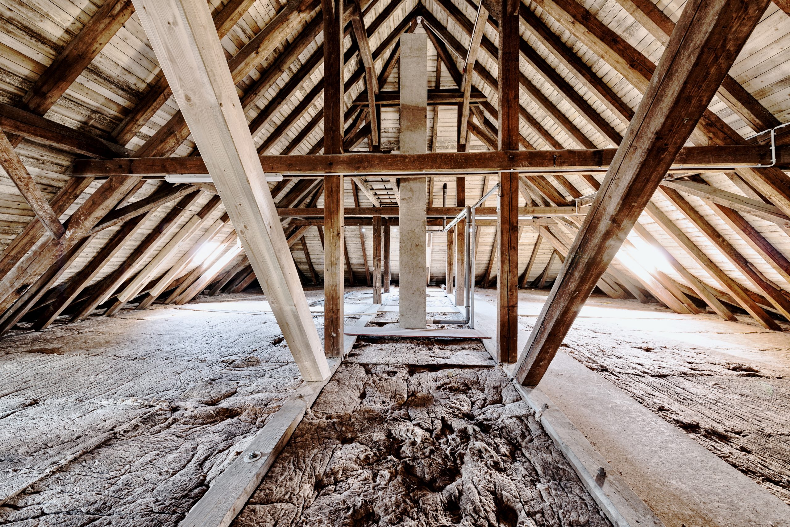 Historischer Dachstuhl der Fachakademie für Sozialpädagogik Furth im Wald, denkmalgerecht instandgesetzt mit neuer Holzschalung und Dämmung der obersten Geschossdecke.