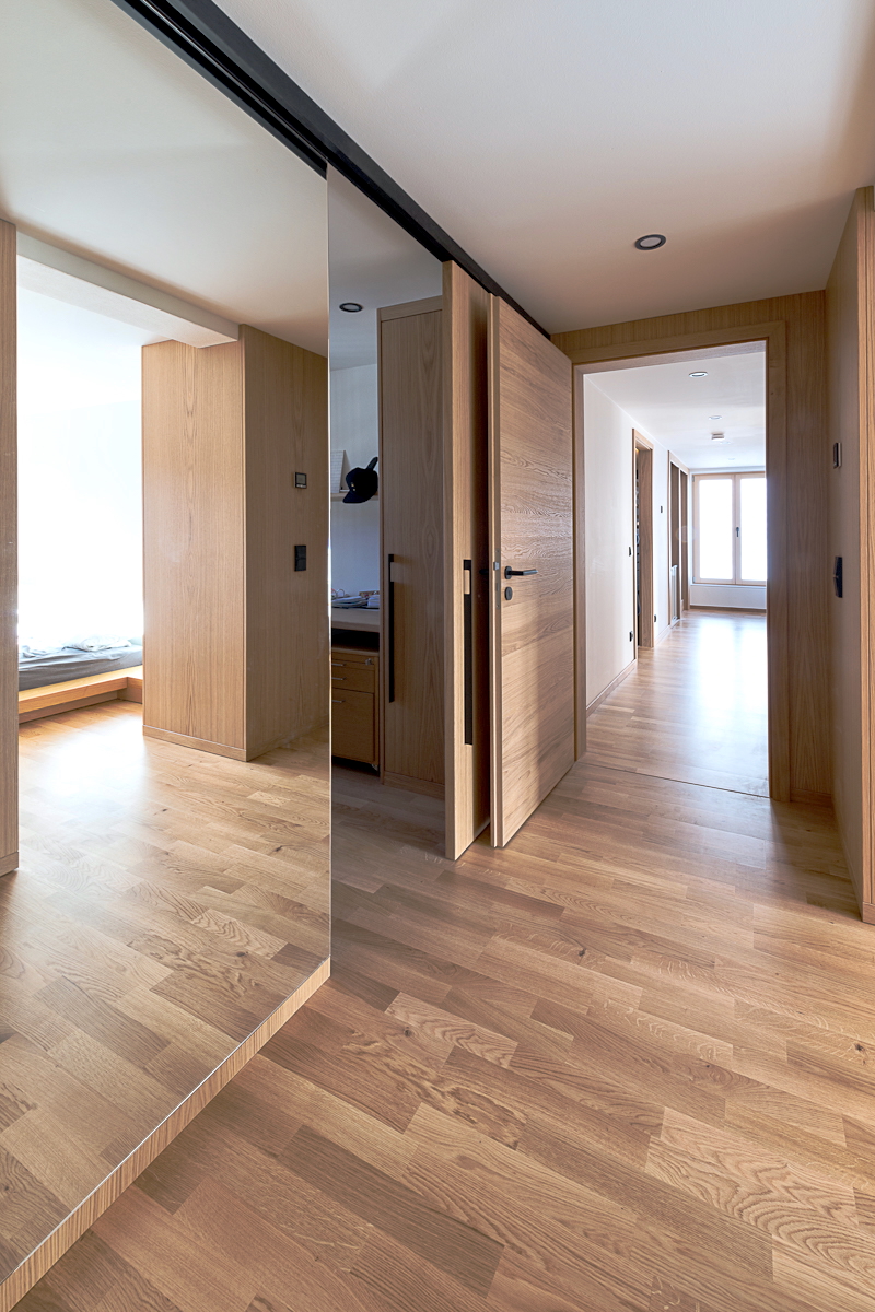 Blick vom Ankleidebereich neben dem Schlafzimmer in Richtung Flur im Obergeschoss, Sanierung und Umbau Wohnhaus Furth im Wald.