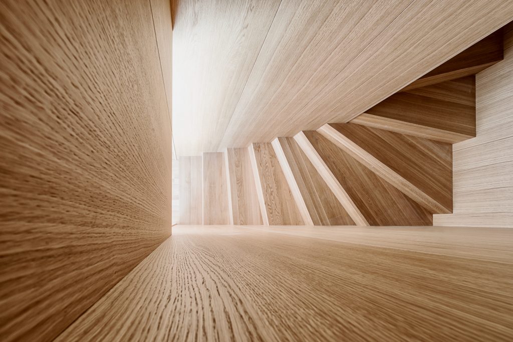 Moderne Treppe aus Eiche, von oben nach unten fotografiert, Sanierung und Umbau Wohnhaus Furth im Wald.