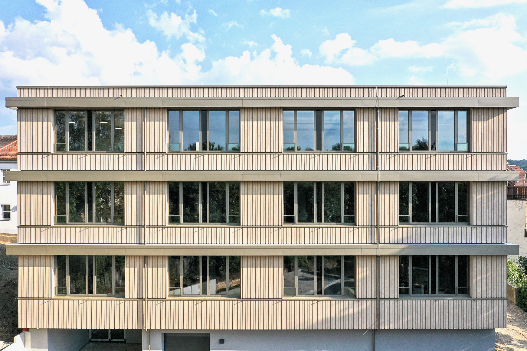 Nordfassade des Finanzamts Waldmünchen, Außenstelle des Finanzamts Erlangen, vollständig in Holzbauweise ausgeführt, mit klar gegliederter Struktur und Passivhausstandard.