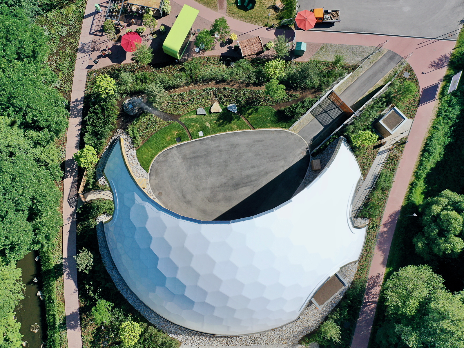 Drohnenaufnahme der Park-Arena Furth im Wald aus der Vogelperspektive, Top-Down, mit klar erkennbarer Wabenstruktur, Membrandach und Einbindung in die Ausstellungsflächen der Landesgartenschau 2025.