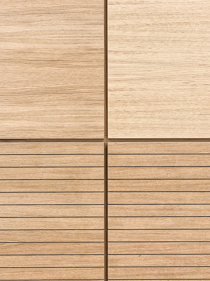 Detail der Innenverkleidung in Eiche im Finanzamt Waldmünchen, Außenstelle des Finanzamts Erlangen, mit Fugenkreuz aus Eichenplatten und akustisch wirksamer Profilierung im Brüstungsbereich.