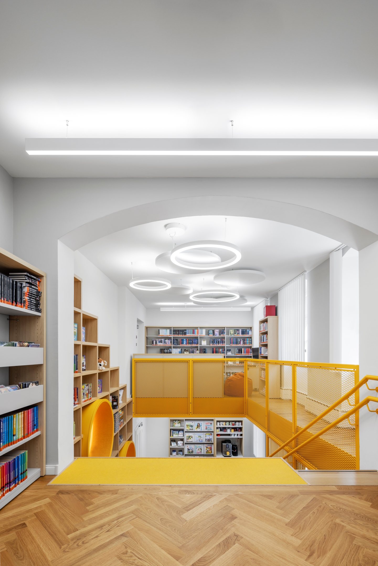 Blick von oben auf die Sitztreppe aus Eiche im Alten Amtsgericht Furth im Wald, vom Obergeschoss ins Erdgeschoss fotografiert, mit neu geschaffenem Deckendurchbruch.