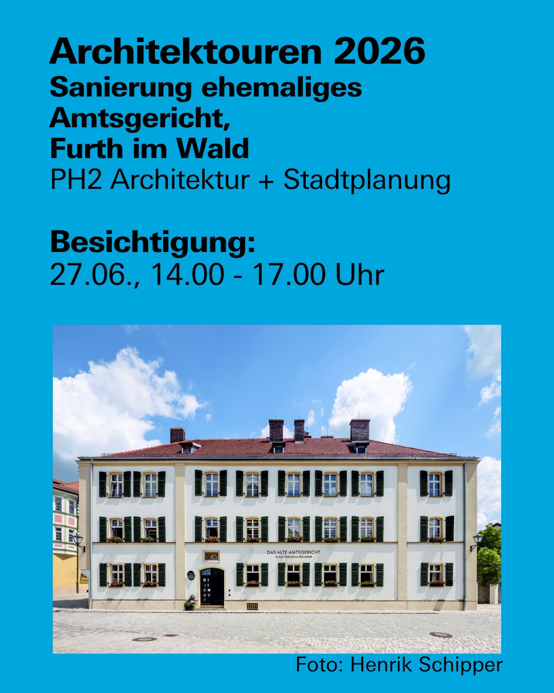 Ankündigung der Architektouren 2026 mit dem Projekt Altes Amtsgericht Furth im Wald und Außenaufnahme des denkmalgerecht sanierten Gebäudes.